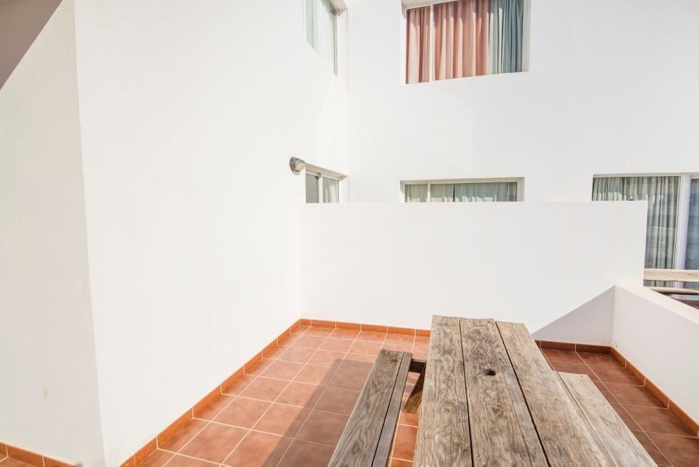 Tabaiba Apartamentos — Hotel building in Costa Teguise, Canary Islands