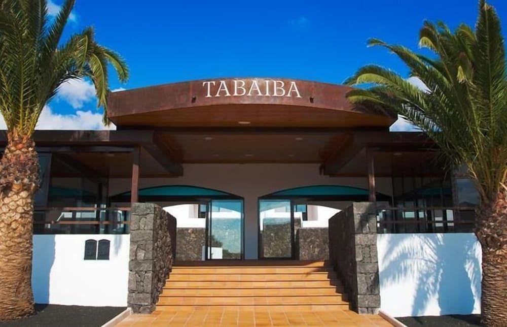 Tabaiba Apartamentos — Hotel building in Costa Teguise, Canary Islands