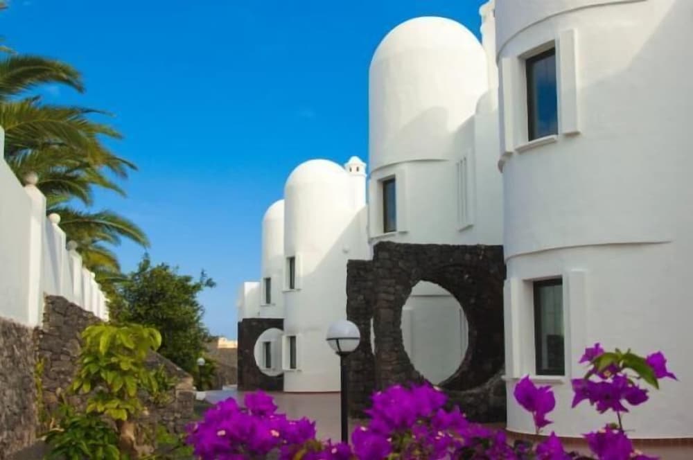Tabaiba Apartamentos — Hotel building in Costa Teguise, Canary Islands
