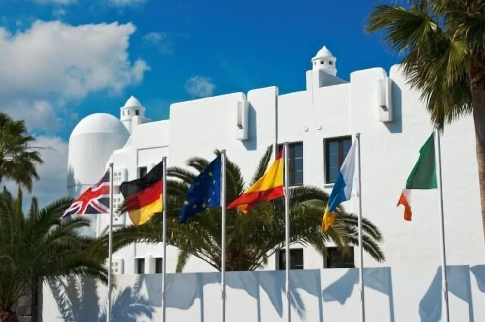 Tabaiba Apartamentos — Hotel building in Costa Teguise, Canary Islands