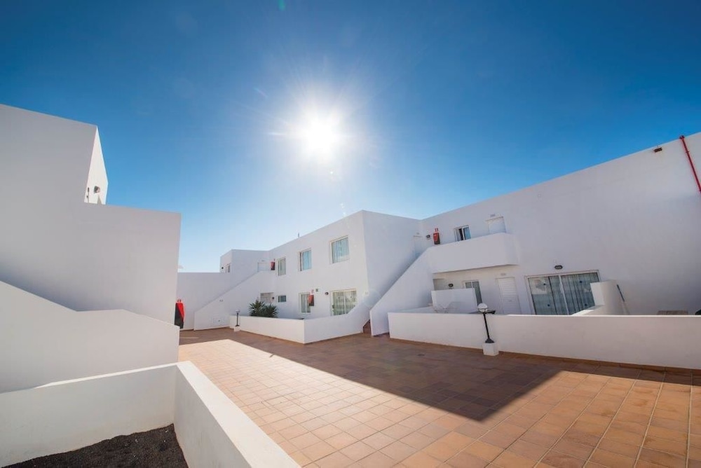 Tabaiba Apartamentos — Hotel building in Costa Teguise, Canary Islands