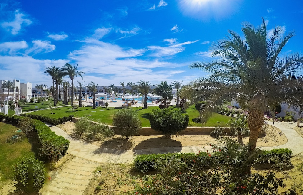 Hilton Marsa Alam Nubian Resort — Swimming pool in Marsa Alam, Red Sea