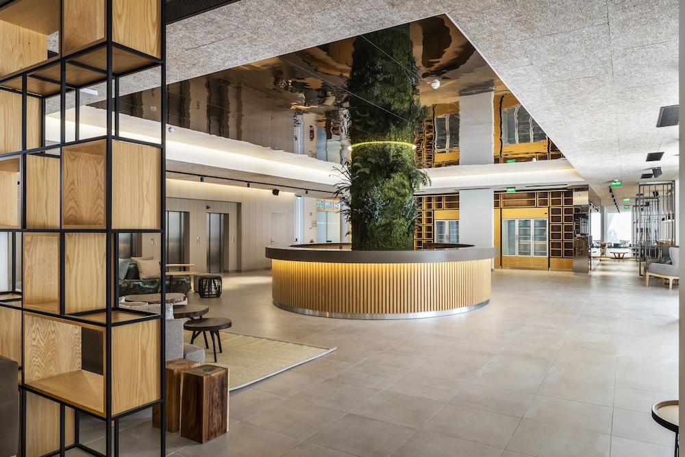 The Patio Suite Hotel — Hotel building in Albufeira, Faro