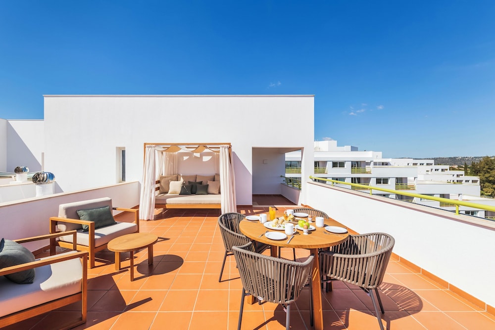 The Patio Suite Hotel — Hotel building in Albufeira, Faro