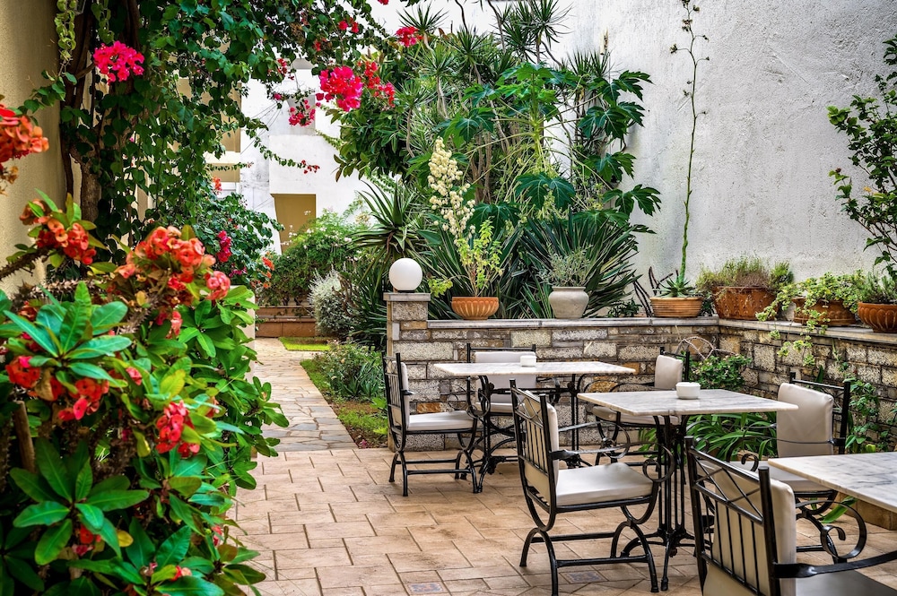 Malia Mare — Restaurant & bars in Malia