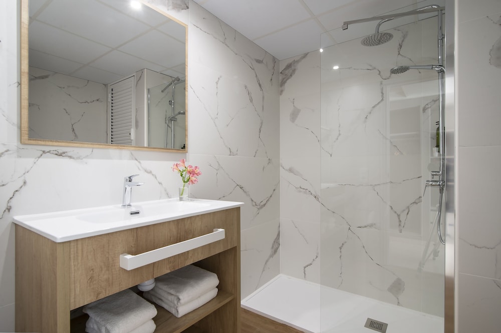 Hotel Lloret Santa Rosa by Pierre & Vacances — Hotel rooms in Lloret de Mar, Catalonia