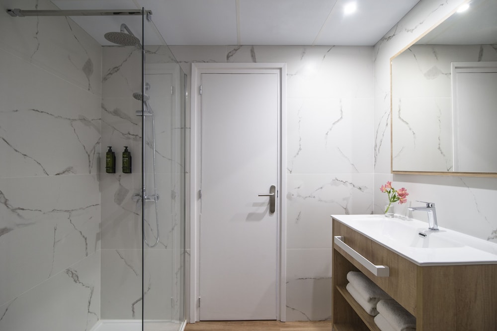 Hotel Lloret Santa Rosa by Pierre & Vacances — Hotel rooms in Lloret de Mar, Catalonia