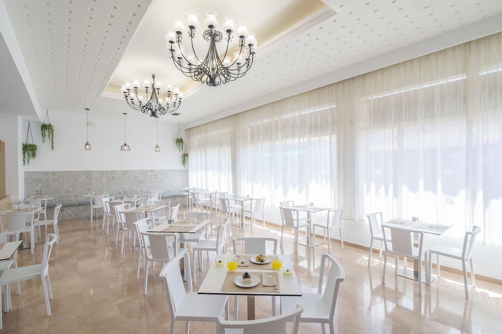 Hotel Lloret Santa Rosa by Pierre & Vacances — Restaurant & bars in Lloret de Mar, Catalonia