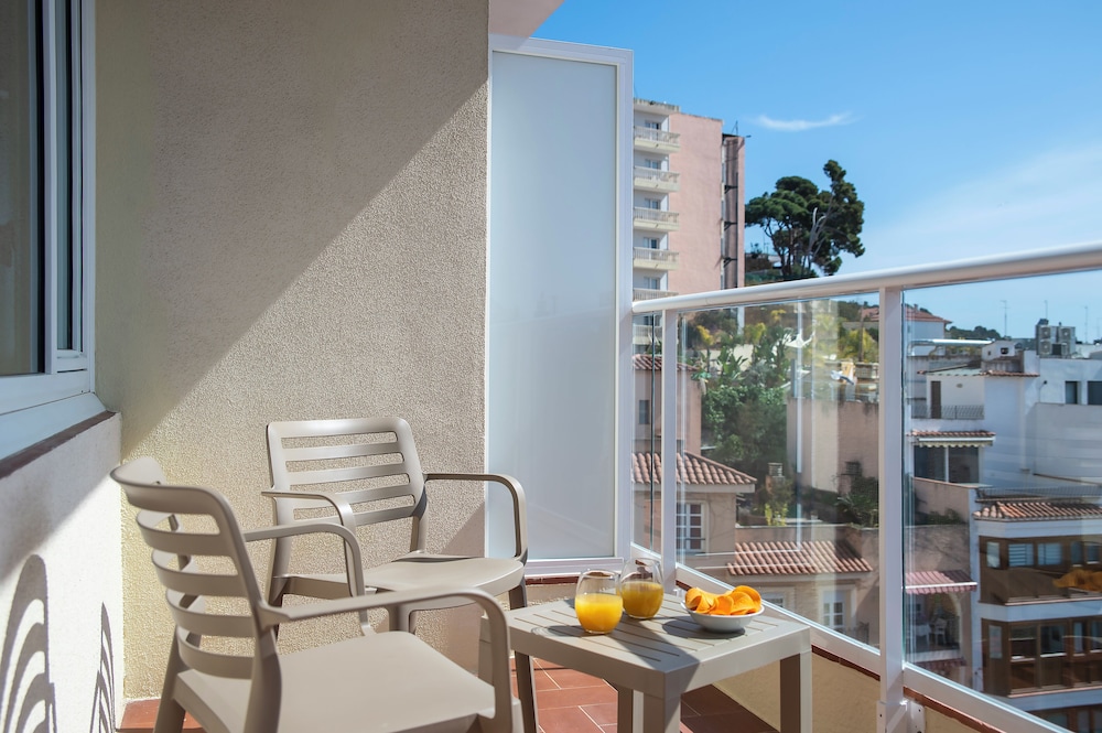 Hotel Lloret Santa Rosa by Pierre & Vacances — Hotel rooms in Lloret de Mar, Catalonia