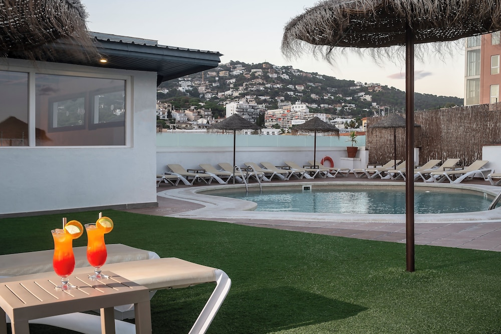 Hotel Lloret Santa Rosa by Pierre & Vacances — Swimming pool in Lloret de Mar, Catalonia