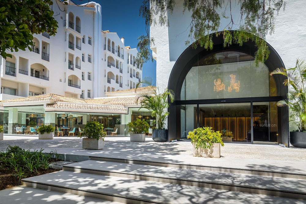 Occidental Puerto Banus — Hotel building in Marbella, Andalusia