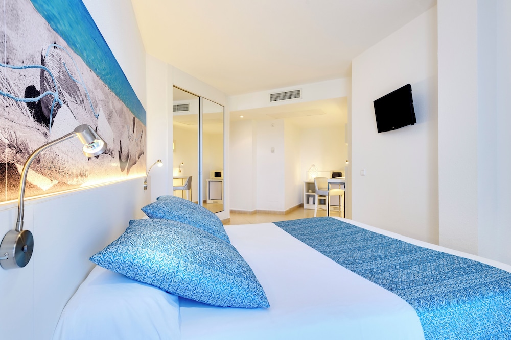 Aparthotel Tropic Garden — Hotel rooms in Santa Eulalia, Balearic Islands