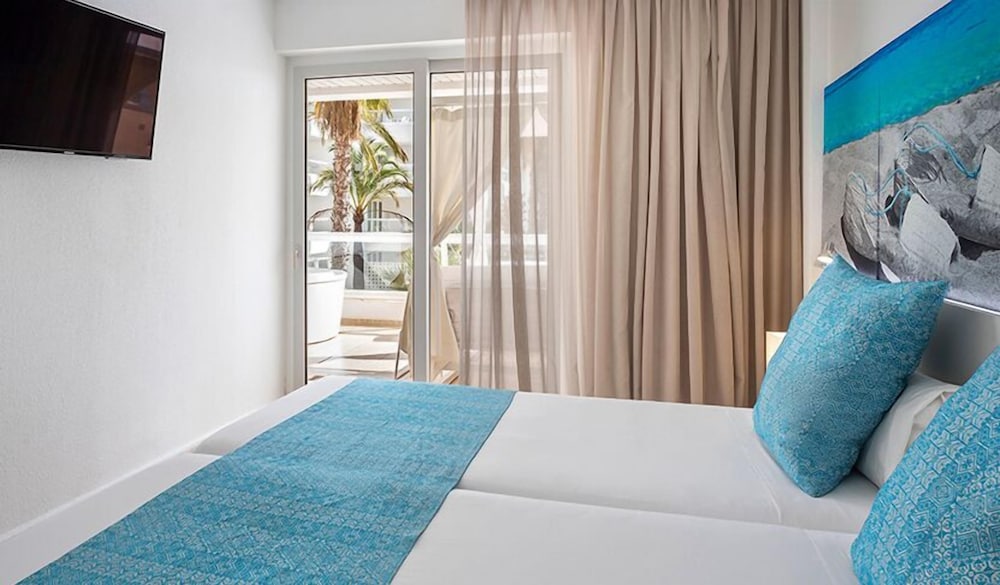 Aparthotel Tropic Garden — Hotel rooms in Santa Eulalia, Balearic Islands