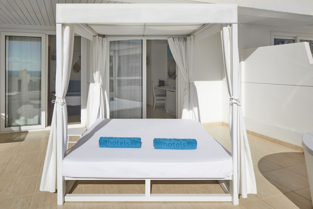 Aparthotel Tropic Garden — Hotel rooms in Santa Eulalia, Balearic Islands