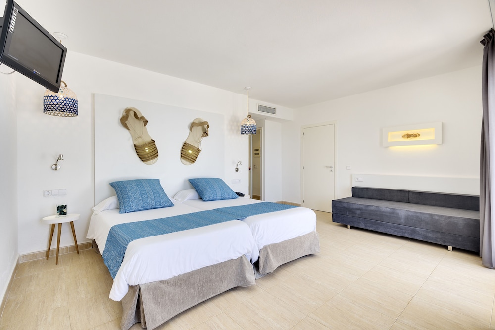 Aparthotel Tropic Garden — Hotel rooms in Santa Eulalia, Balearic Islands