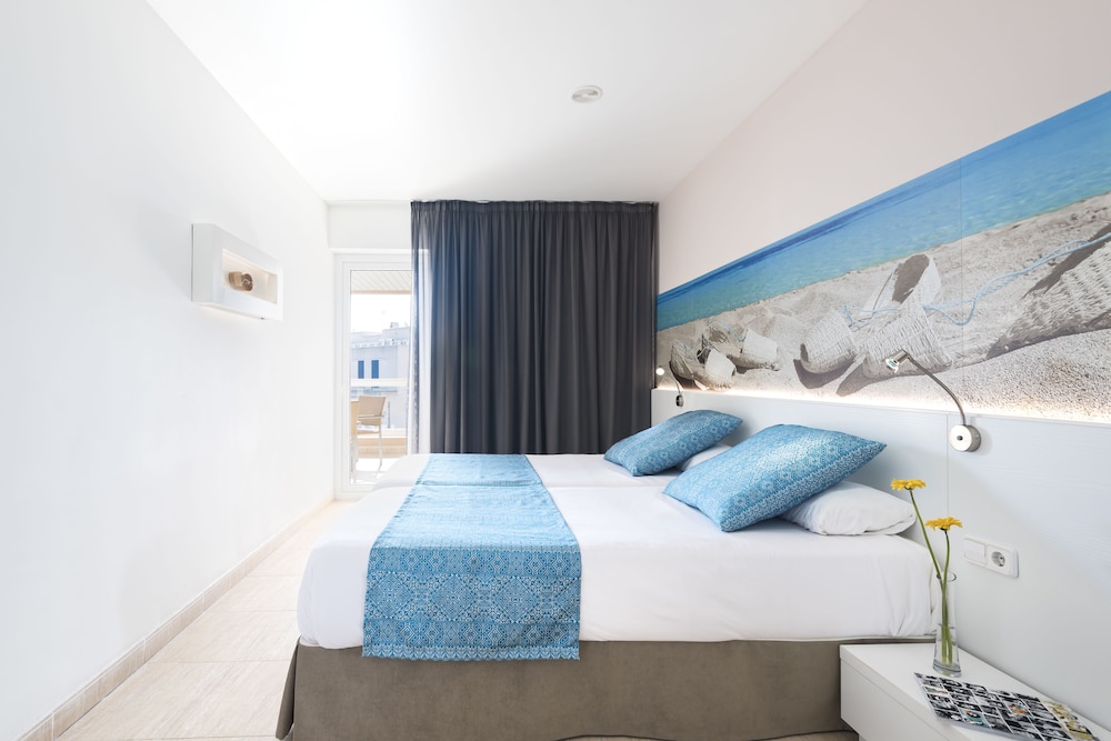 Aparthotel Tropic Garden — Hotel rooms in Santa Eulalia, Balearic Islands