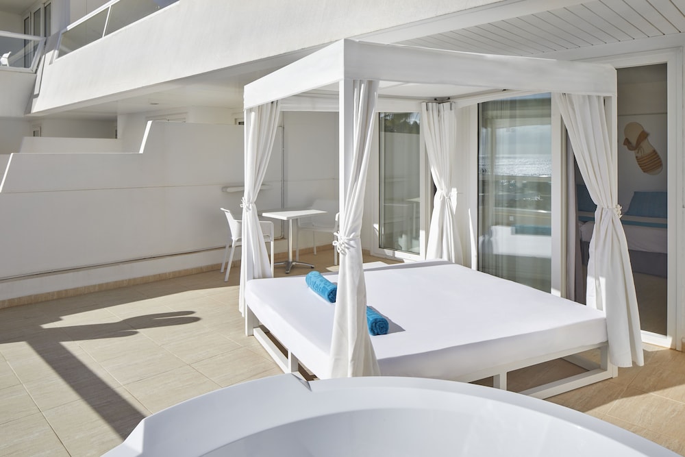 Aparthotel Tropic Garden — Hotel rooms in Santa Eulalia, Balearic Islands