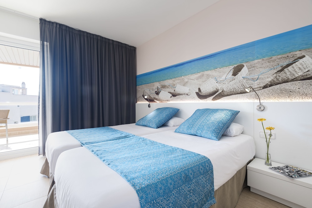 Aparthotel Tropic Garden — Hotel rooms in Santa Eulalia, Balearic Islands