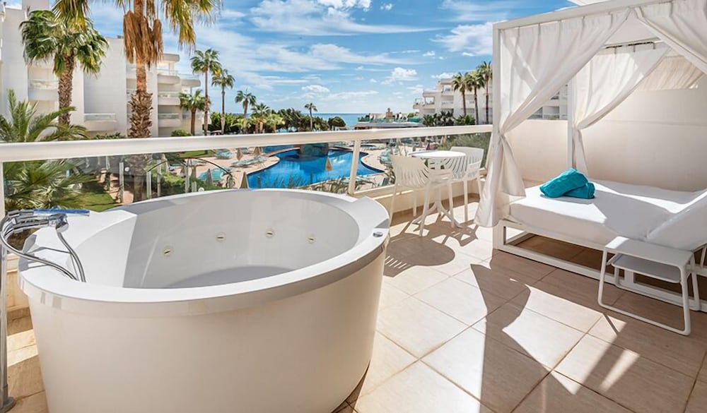 Aparthotel Tropic Garden — Hotel rooms in Santa Eulalia, Balearic Islands