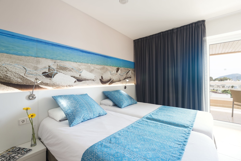 Aparthotel Tropic Garden — Hotel rooms in Santa Eulalia, Balearic Islands