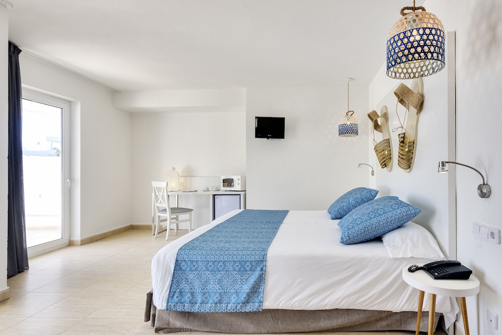 Aparthotel Tropic Garden — Hotel rooms in Santa Eulalia, Balearic Islands