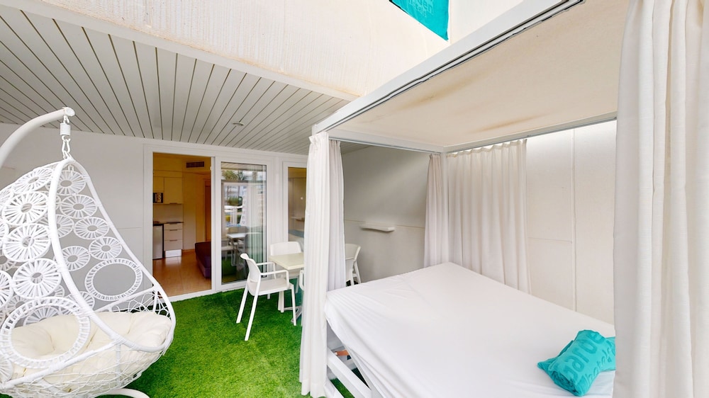 Aparthotel Tropic Garden — Hotel rooms in Santa Eulalia, Balearic Islands