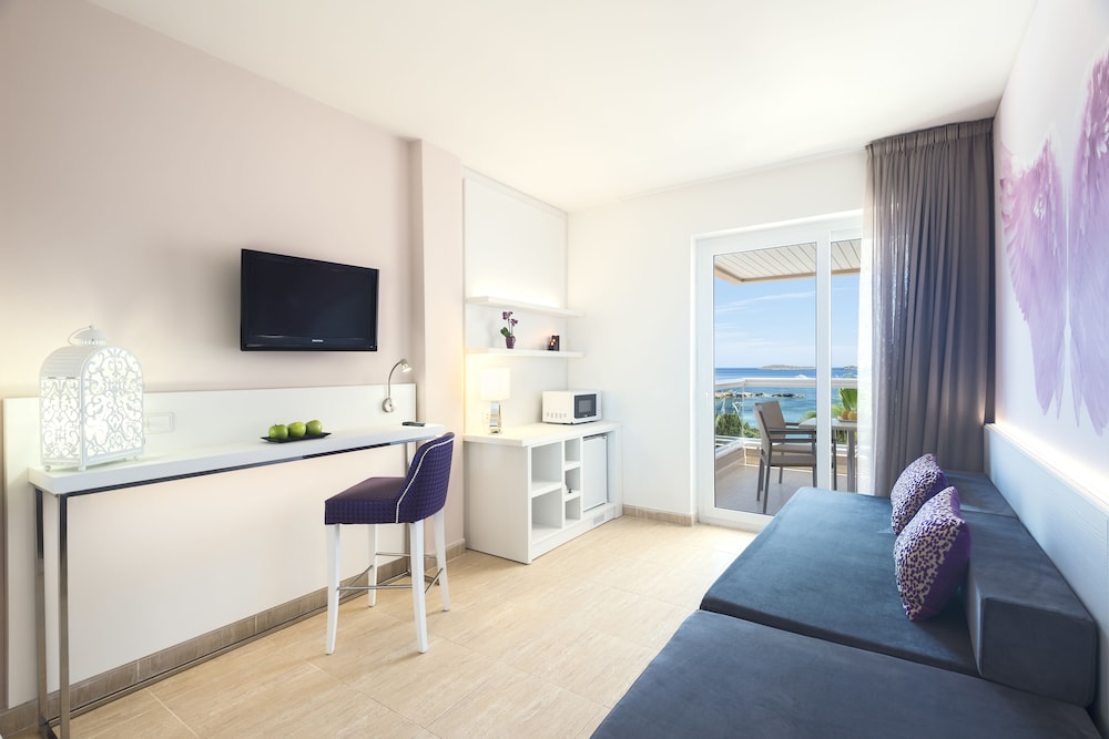 Aparthotel Tropic Garden — Hotel rooms in Santa Eulalia, Balearic Islands