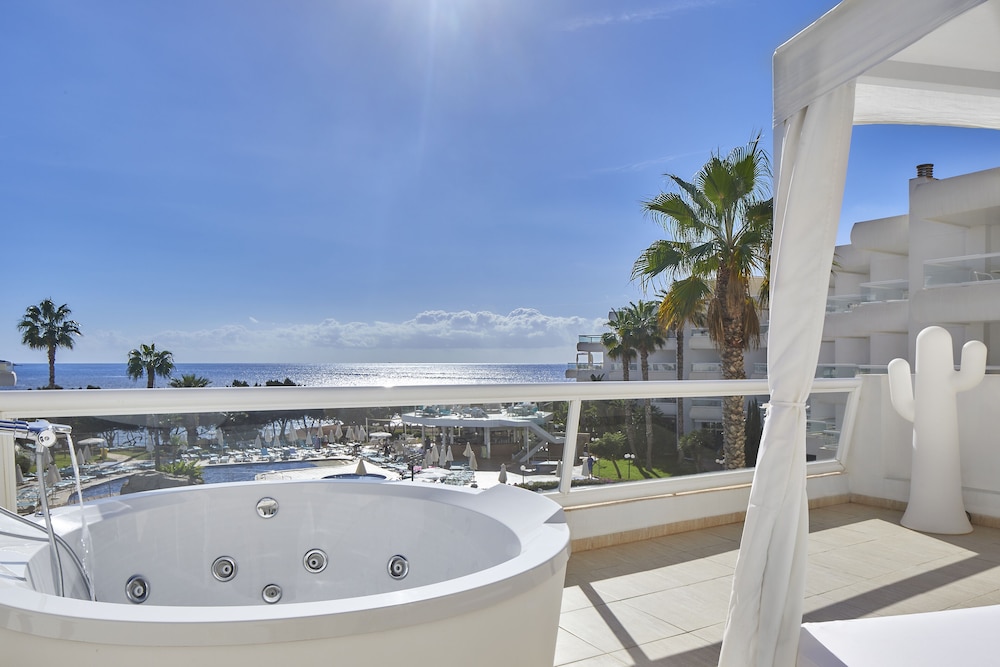 Aparthotel Tropic Garden — Hotel rooms in Santa Eulalia, Balearic Islands