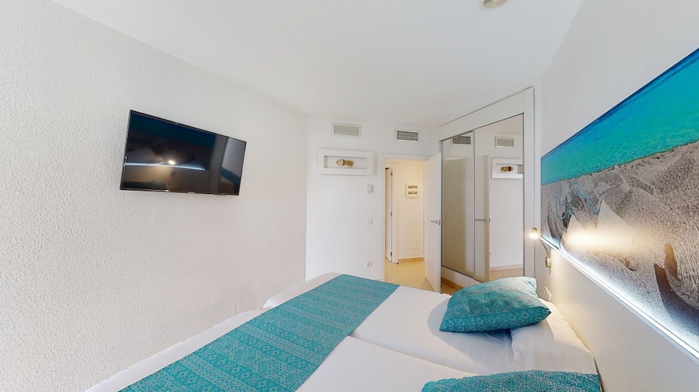 Aparthotel Tropic Garden — Hotel rooms in Santa Eulalia, Balearic Islands