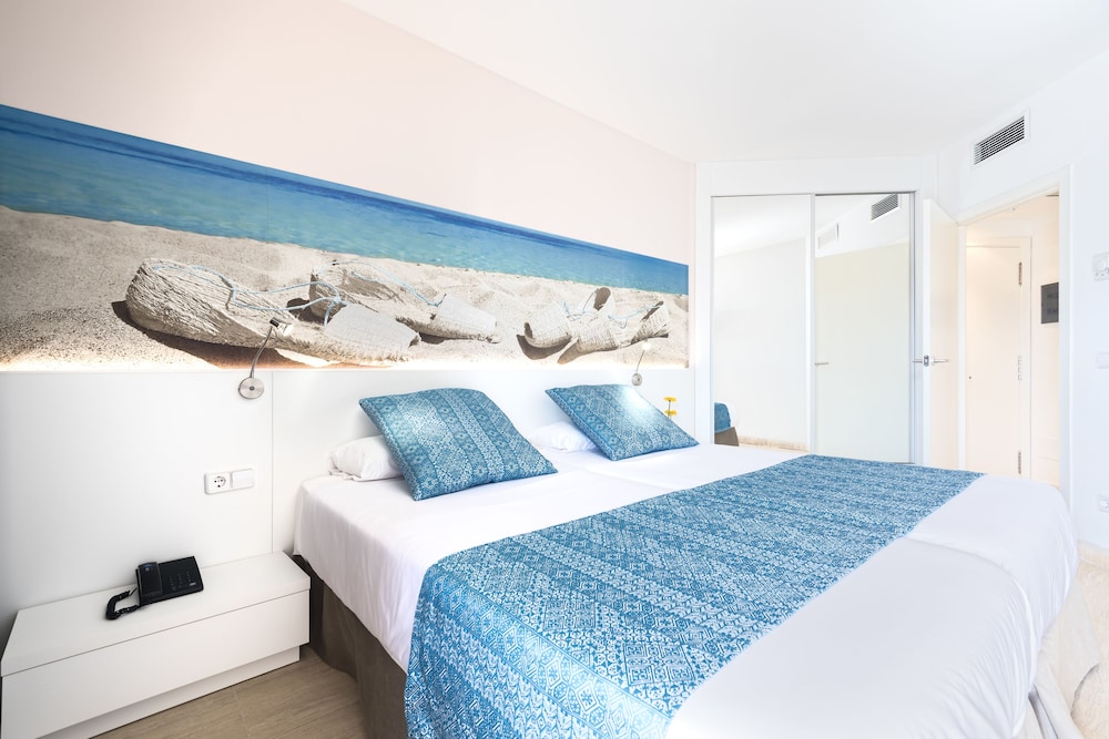 Aparthotel Tropic Garden — Hotel rooms in Santa Eulalia, Balearic Islands