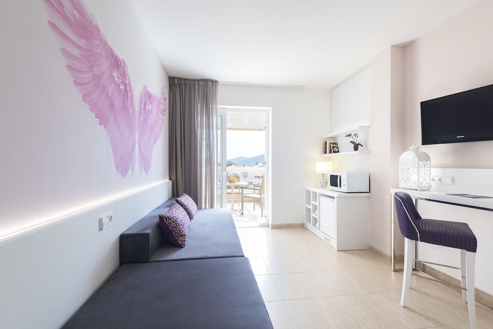 Aparthotel Tropic Garden — Hotel rooms in Santa Eulalia, Balearic Islands