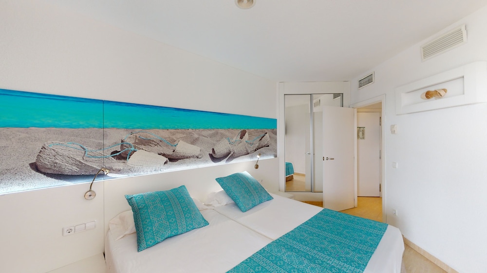 Aparthotel Tropic Garden — Hotel rooms in Santa Eulalia, Balearic Islands