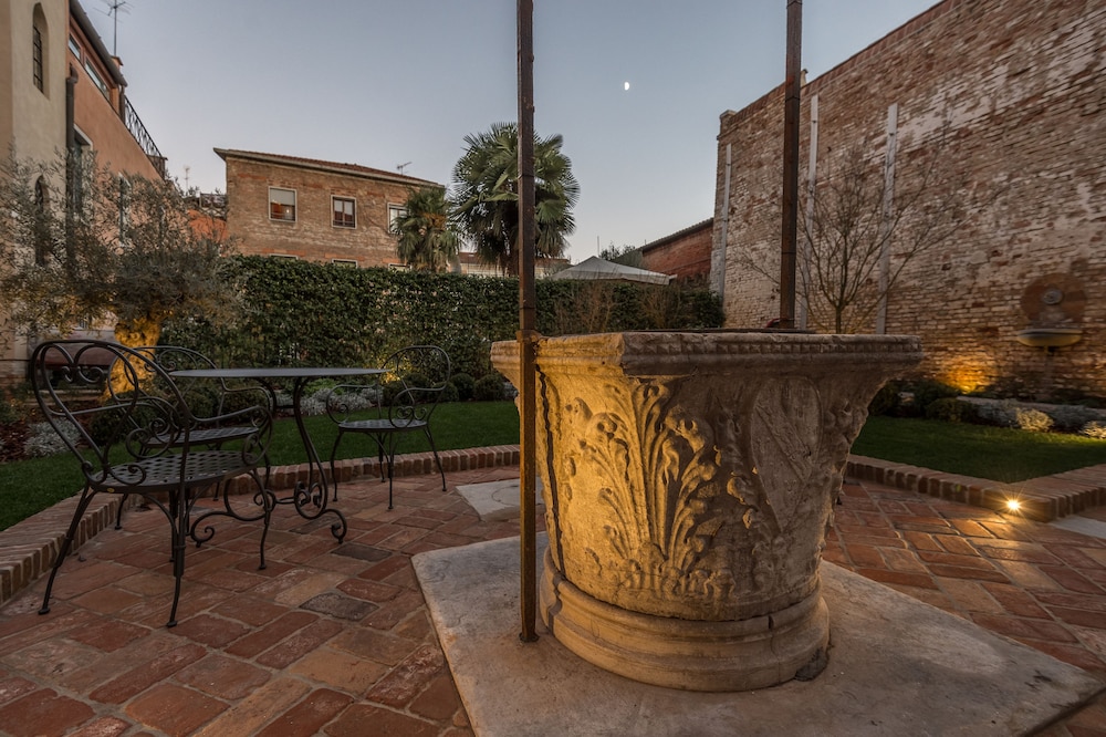 Hotel Nani Mocenigo Palace — Hotel building in Venice, Veneto
