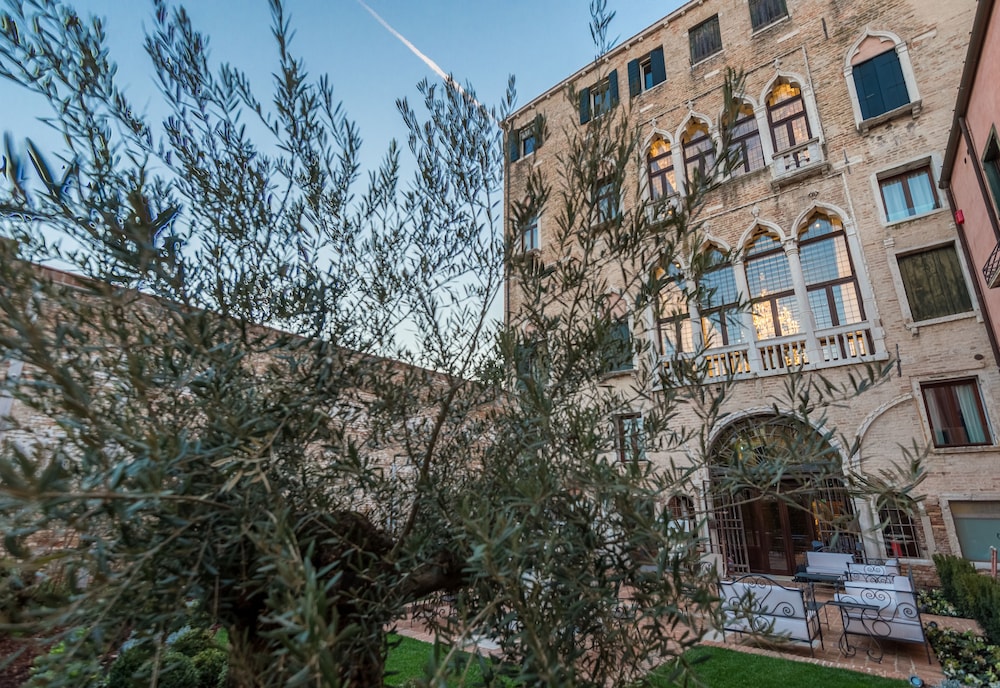 Hotel Nani Mocenigo Palace — Hotel building in Venice, Veneto