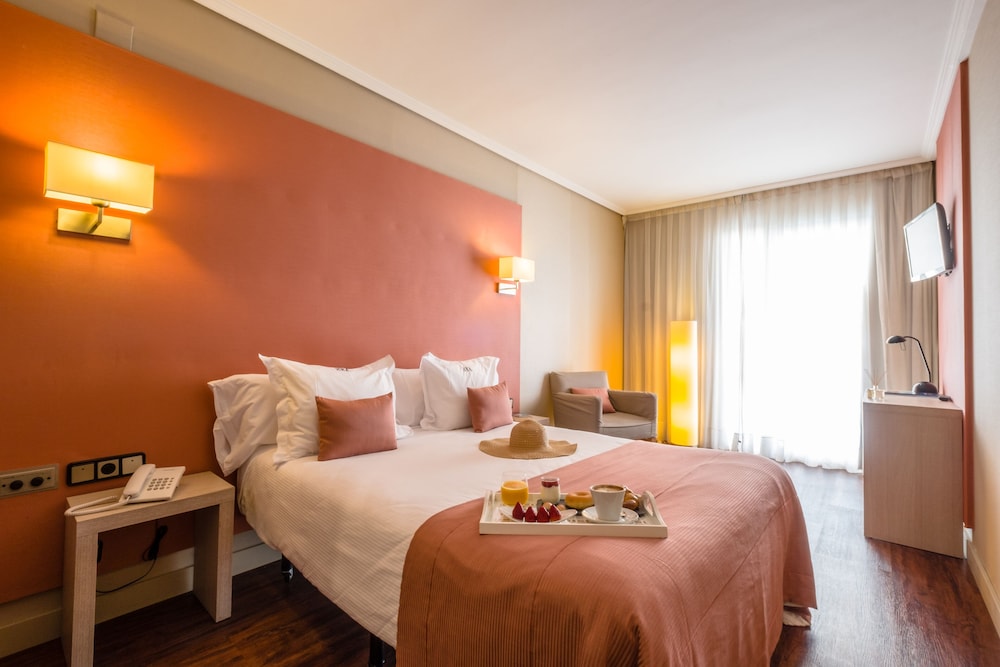 Hotel Num — Hotel rooms in Salou, Catalonia