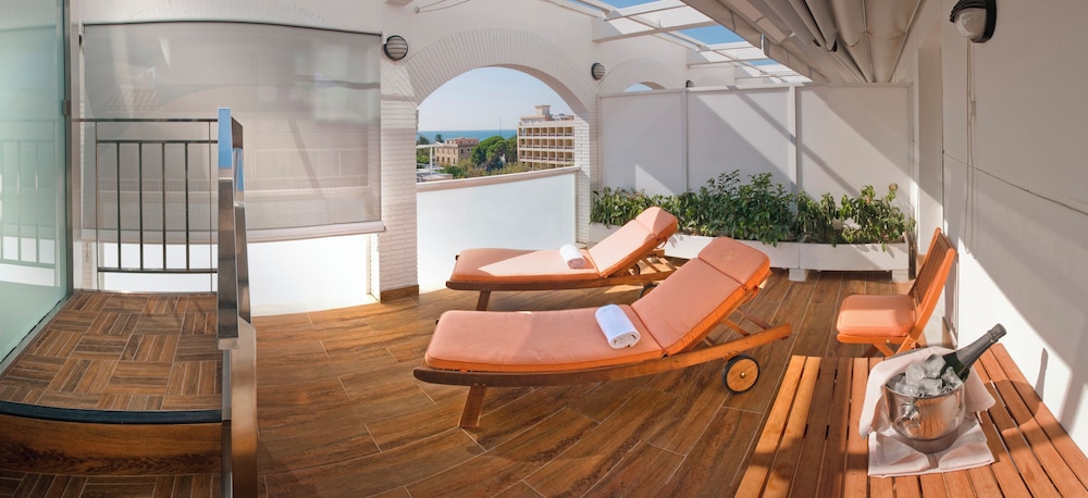 Hotel Num — Hotel rooms in Salou, Catalonia