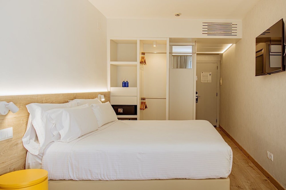 Hotel Num — Hotel rooms in Salou, Catalonia