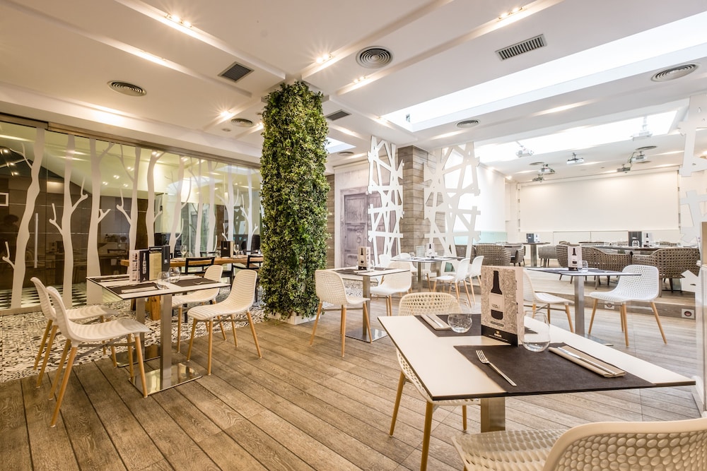 Hotel Num — Restaurant & bars in Salou, Catalonia
