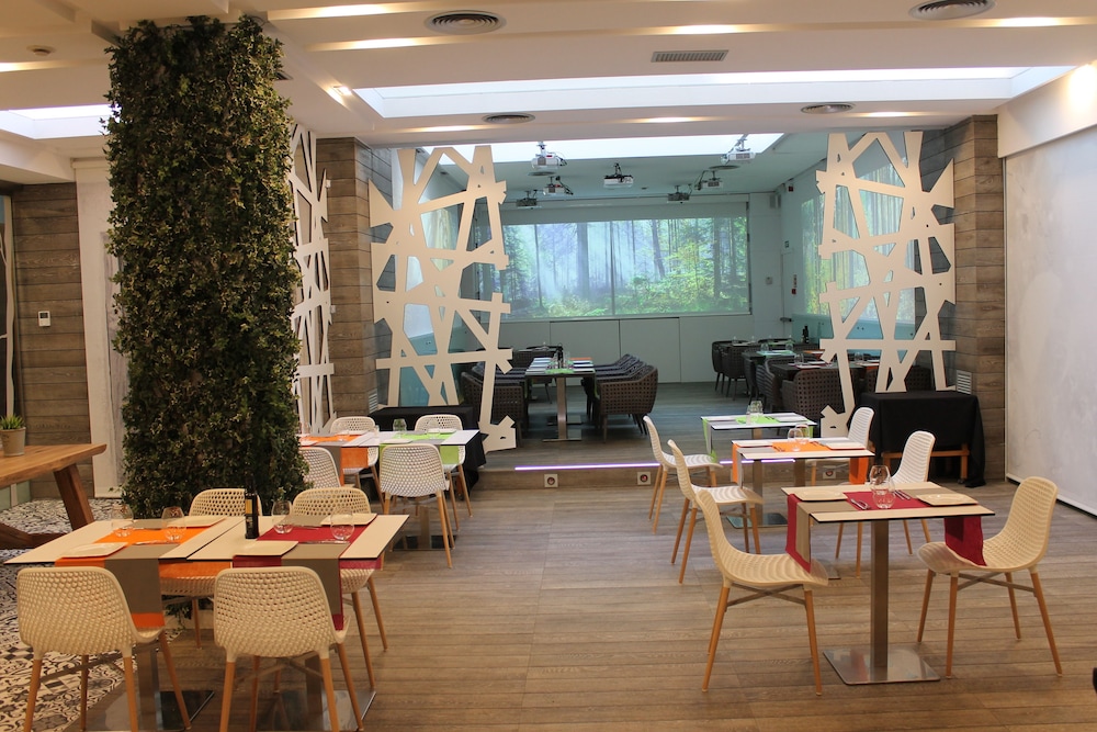 Hotel Num — Restaurant & bars in Salou, Catalonia