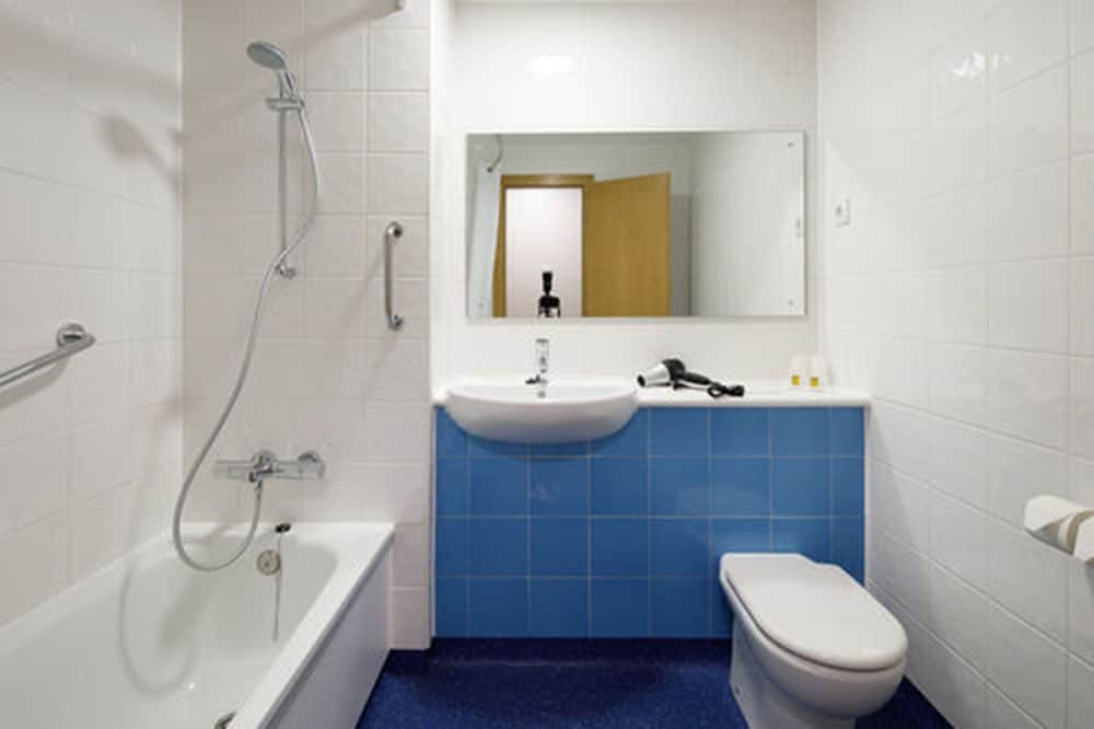 Hotel Travelodge Barcelona Fira — Hotel rooms in Barcelona, Catalonia