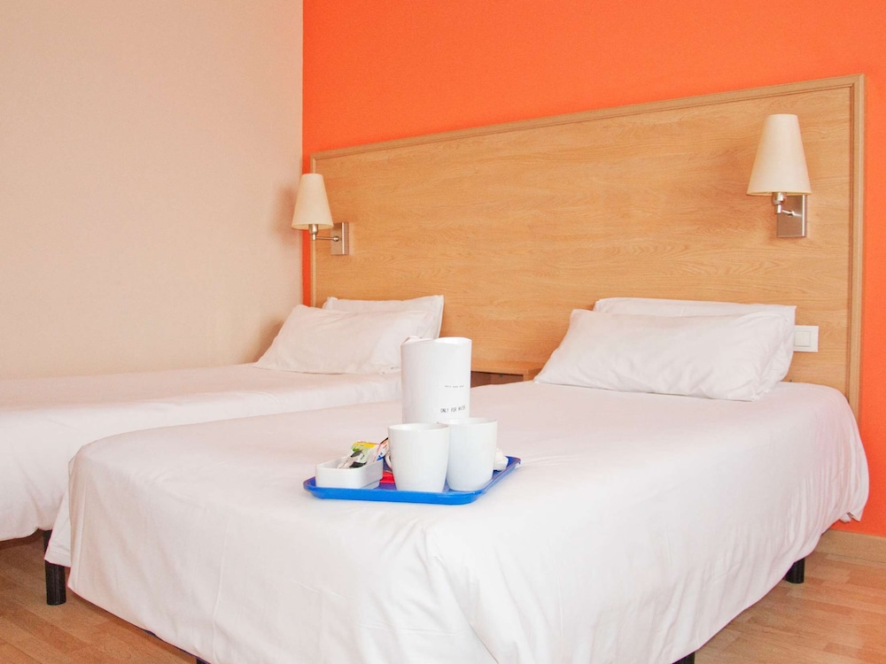 Hotel Travelodge Barcelona Fira — Hotel rooms in Barcelona, Catalonia