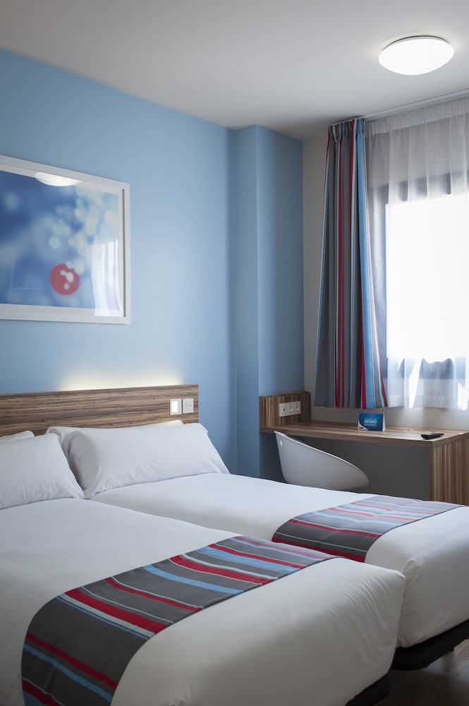 Hotel Travelodge Barcelona Fira — Hotel rooms in Barcelona, Catalonia