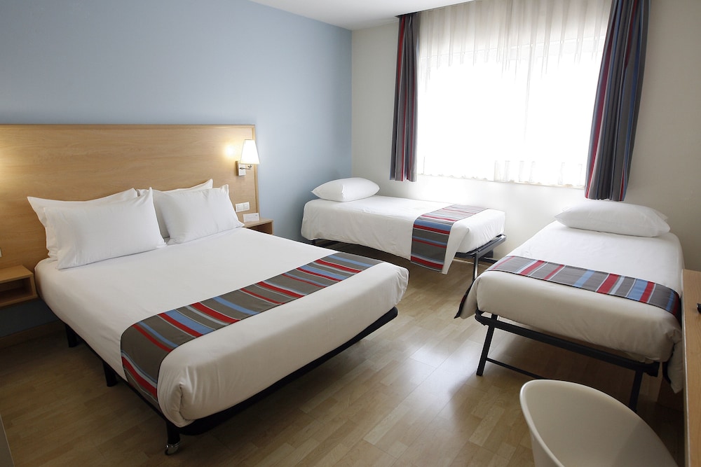 Hotel Travelodge Barcelona Fira — Hotel rooms in Barcelona, Catalonia