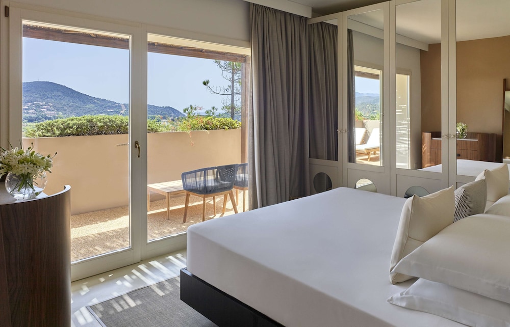 Baia di Chia Resort Sardinia, Curio Collection by Hilton — Hotel rooms in Domus de Maria, Sardinia