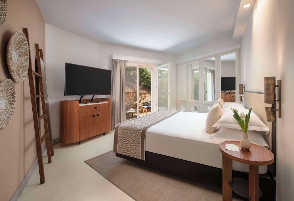 Baia di Chia Resort Sardinia, Curio Collection by Hilton — Hotel rooms in Domus de Maria, Sardinia