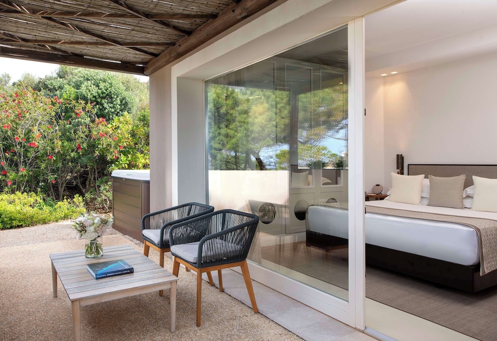 Baia di Chia Resort Sardinia, Curio Collection by Hilton — Hotel rooms in Domus de Maria, Sardinia