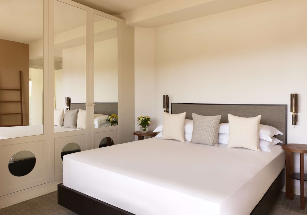 Baia di Chia Resort Sardinia, Curio Collection by Hilton — Hotel rooms in Domus de Maria, Sardinia
