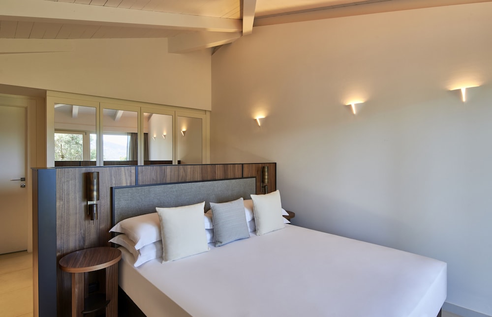 Baia di Chia Resort Sardinia, Curio Collection by Hilton — Hotel rooms in Domus de Maria, Sardinia
