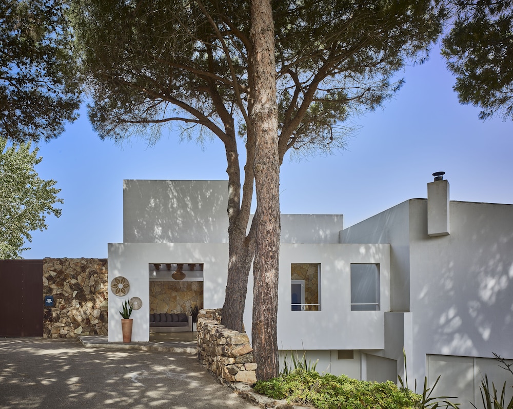 Baia di Chia Resort Sardinia, Curio Collection by Hilton — Hotel building in Domus de Maria, Sardinia