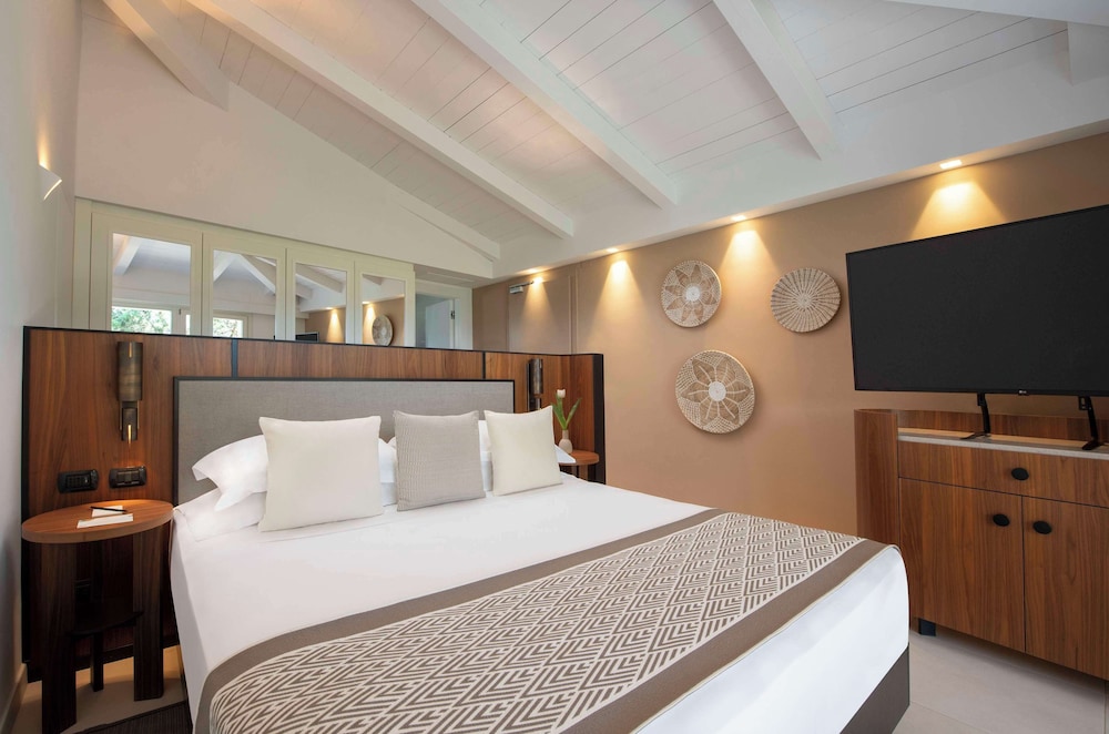Baia di Chia Resort Sardinia, Curio Collection by Hilton — Hotel rooms in Domus de Maria, Sardinia